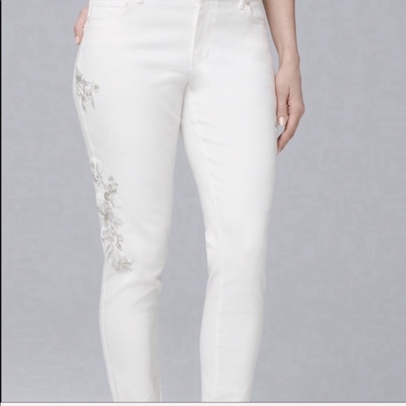 White House Black Market Denim - White floral embroidered jeans curvy skinny crop